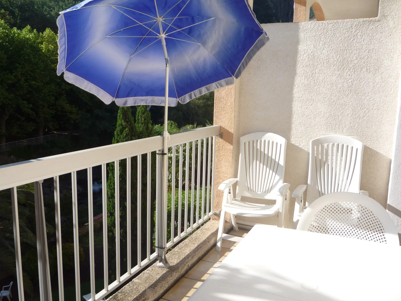 1-loggia2 Loggia du T1 N°1 en rez de chaussée à 100 mètres des thermes d'Amélie les bains