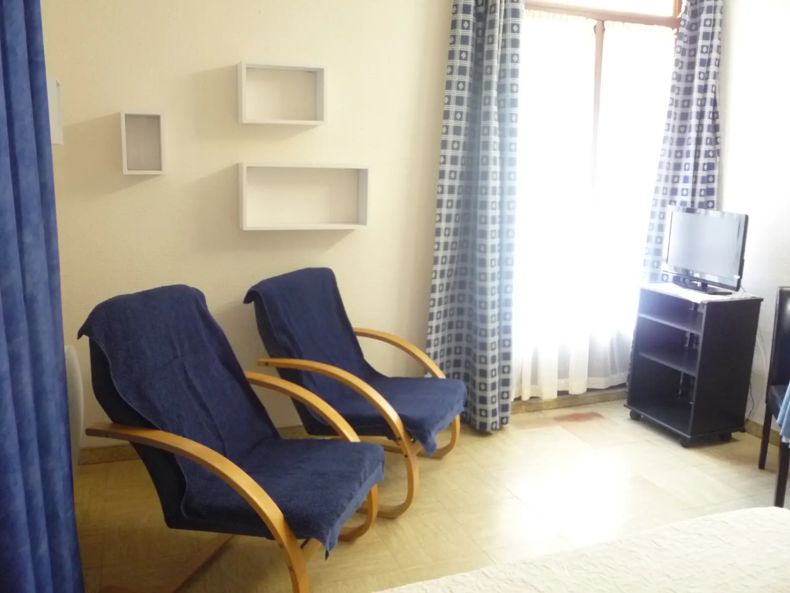 2 fauteuils du T1 N° 5 au 2ème étage à 100 mètres des thermes d'Amélie les bains
