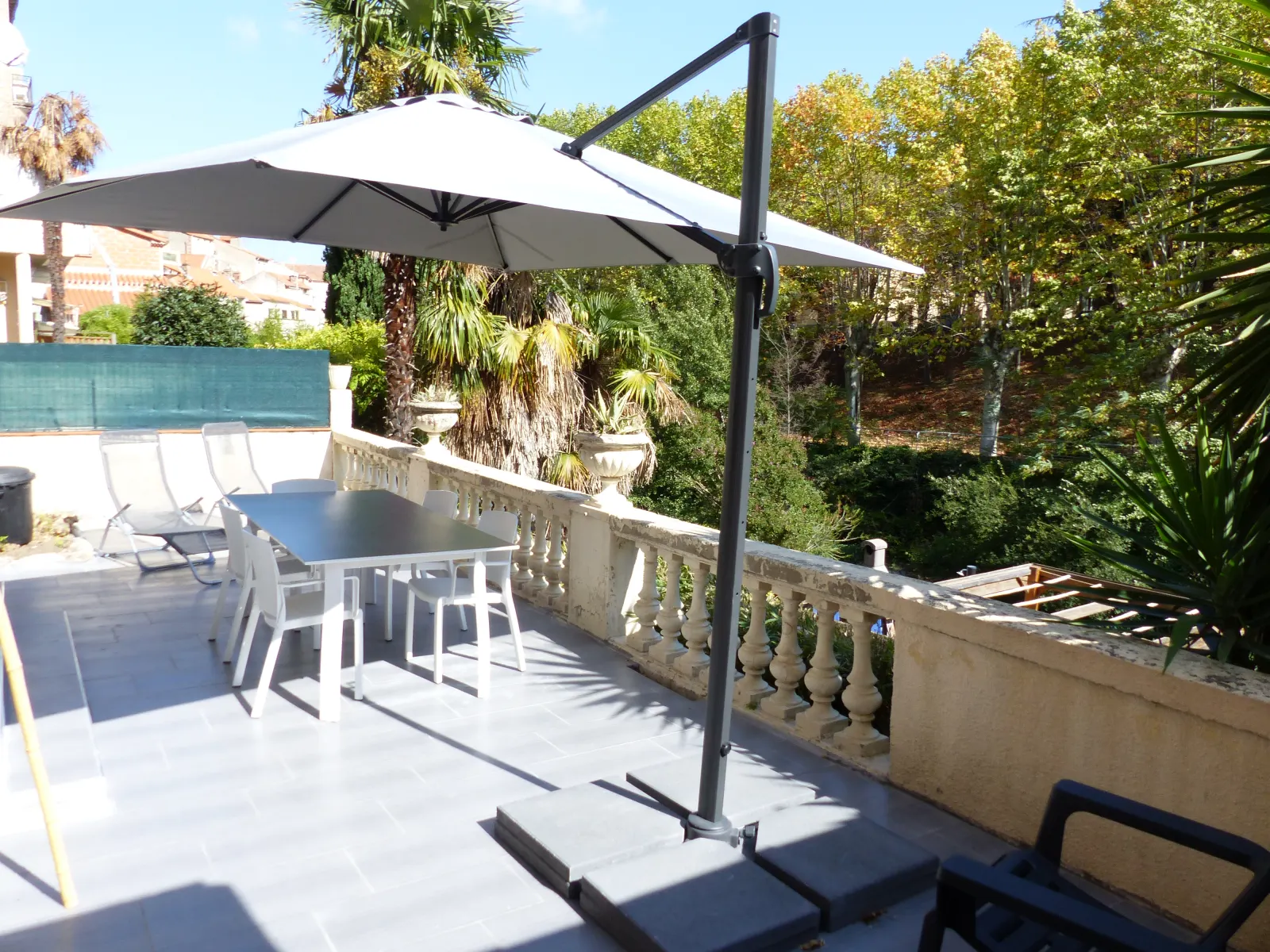 C1-cour-6 Grande terrasse du T3 N°C1 en rez de jardin à 100 mètres des thermes d'Amélie les bains
