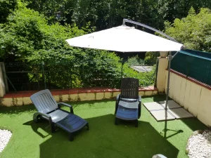 C2-TerrasseP1160260 Terrasse avec parasol déporté du Studio N° C2 en rez de jardin à 100 mètres des thermes d'Amélie les bains