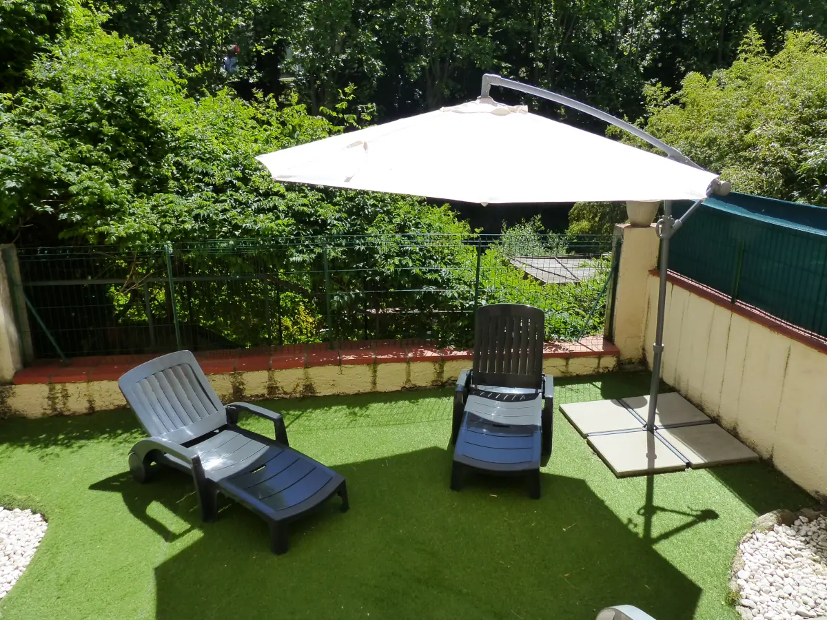 Terrasse avec parasol déporté du Studio N° C2 en rez de jardin à 100 mètres des thermes d'Amélie les bains